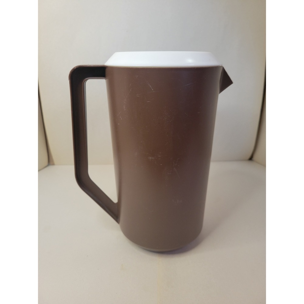 Vintage Rubbermaid Chocolate Brown Pitcher 2.25 Quart White Lid J-2445 Retro